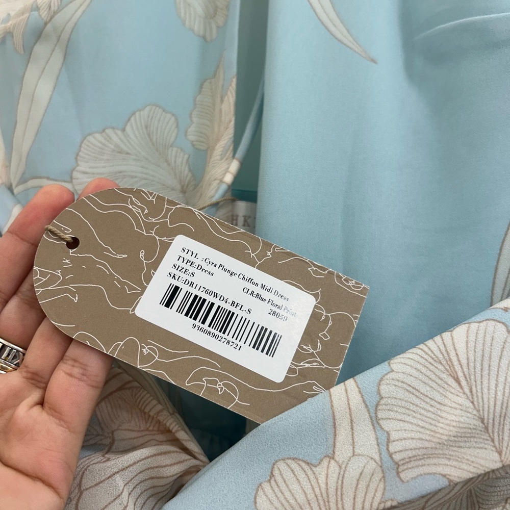Meshki Cyra
Plunge Chiffon Midi Dress - Blue Floral Print - Picture 4 of 9